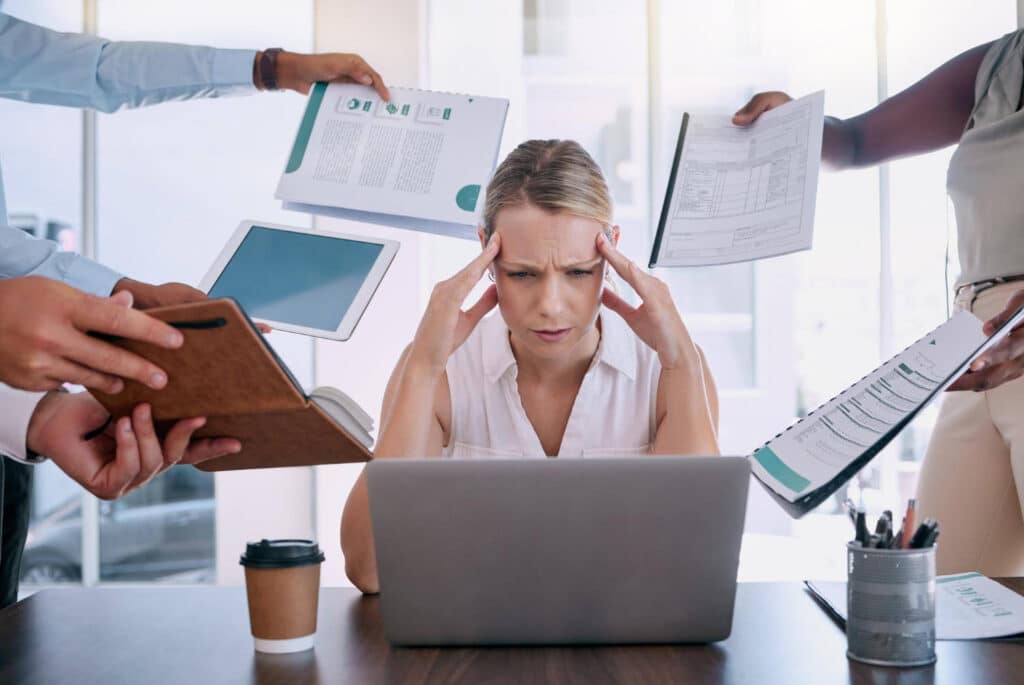 communication en temps réel cause cachée du stress croissant chez les salariés français