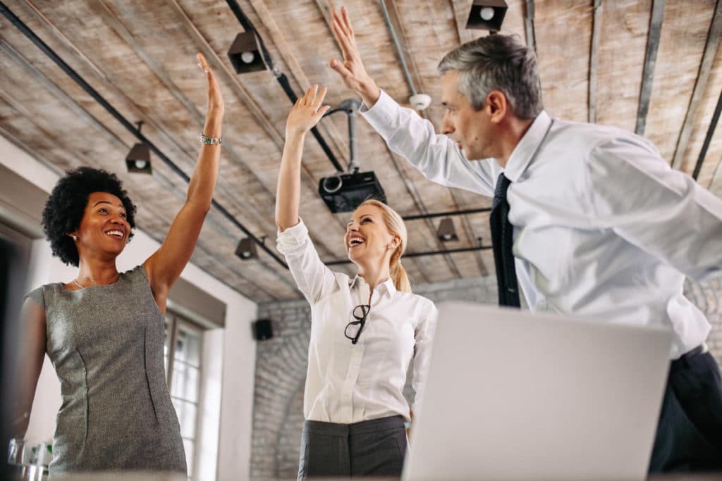 Des entrepreneurs échangent des idées autour de l'esprit d'entreprise