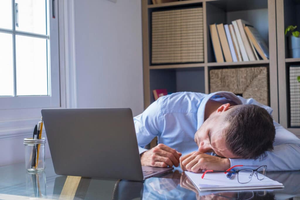 personne endormie au bureau
