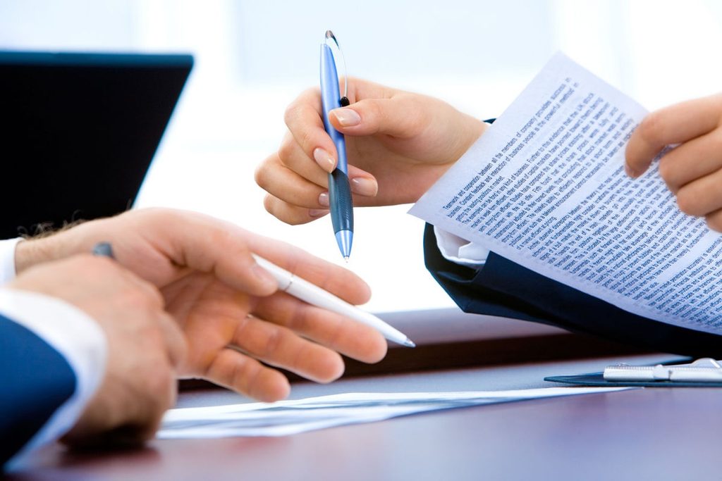 Un contrat commercial posé sur une table avant sa signature