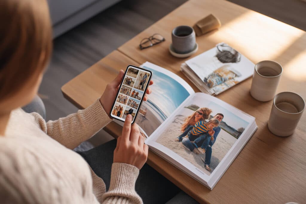 smartphone à l’album photo cewe
