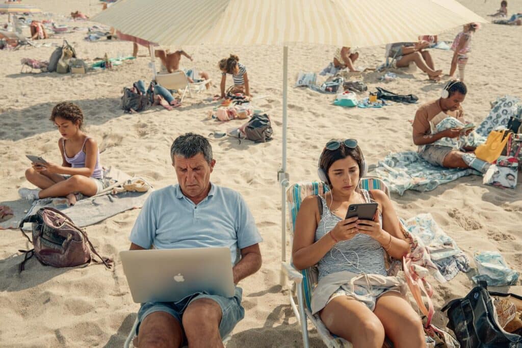 vacances connectees plage smartphone relax